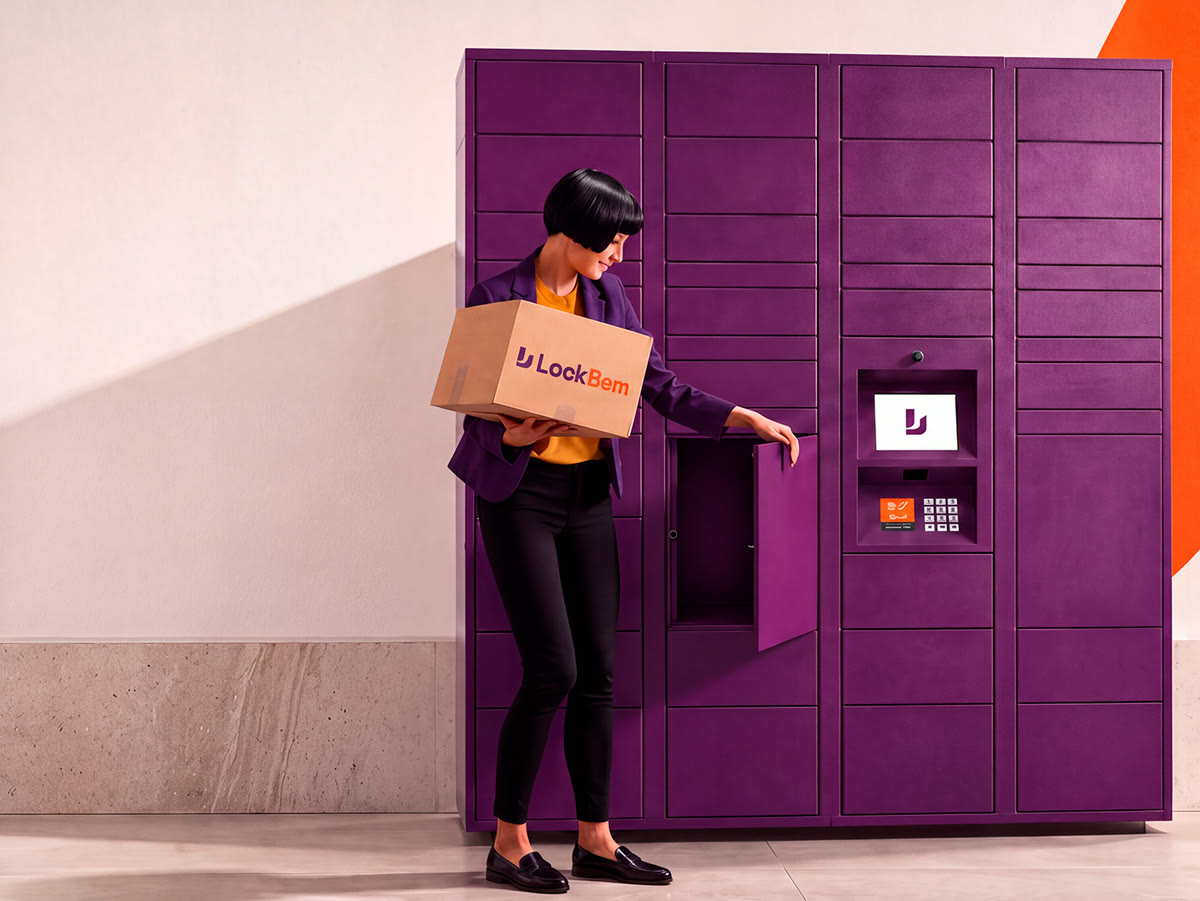 Mulher guardando uma caixa da LockBem em um compartimento do locker roxo